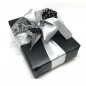 Preview: Ornamental Geschenkband Material Satin Farbe schwarz beflockt, weiss, silber 60 mm breit, mit Drahtkante, style