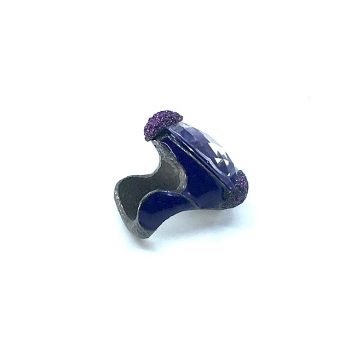 Kmo ring Cassandre purple enamelite, with large faceted crystal, side 2