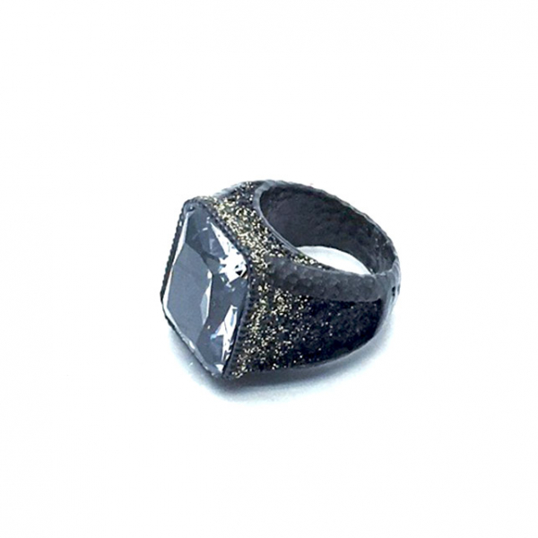 Kmo ring solo black-gold with large faceted crystal, side