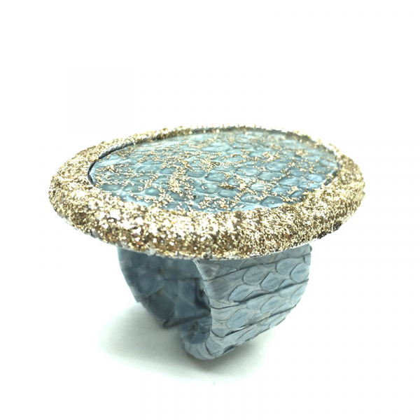 Kmo ring Nika, Snake lightblue Glitter gold,  front