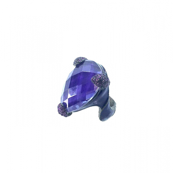 Kmo ring Cassandre purple enamelite, with large faceted crystal, side