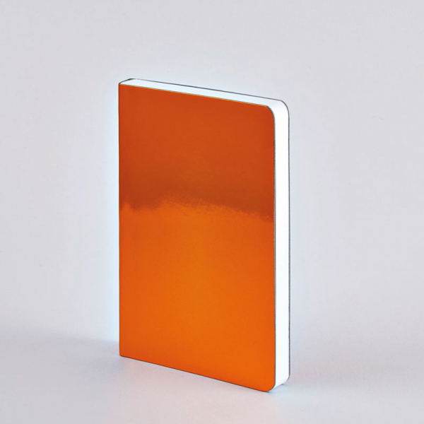 Nuuna Notizbuch, A6, Shiny Starlet orange Metallic Effekt, seitlich von vorn