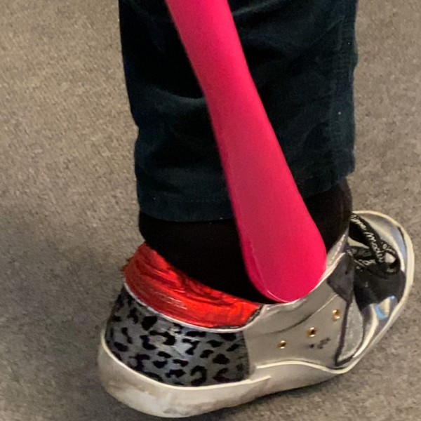 Utile4 shoehorn, lanyard fluo pink, detail shoe